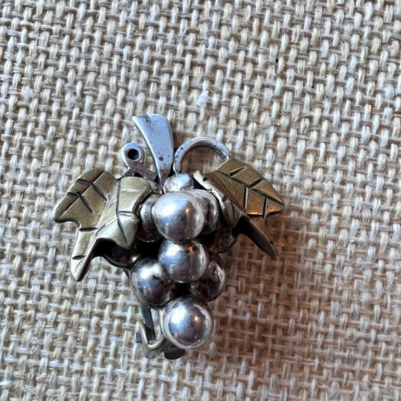 .925 sterling Taxco Mexico Solid Grapes Brooch & matching Earrings Vintage - Picture 6 of 12